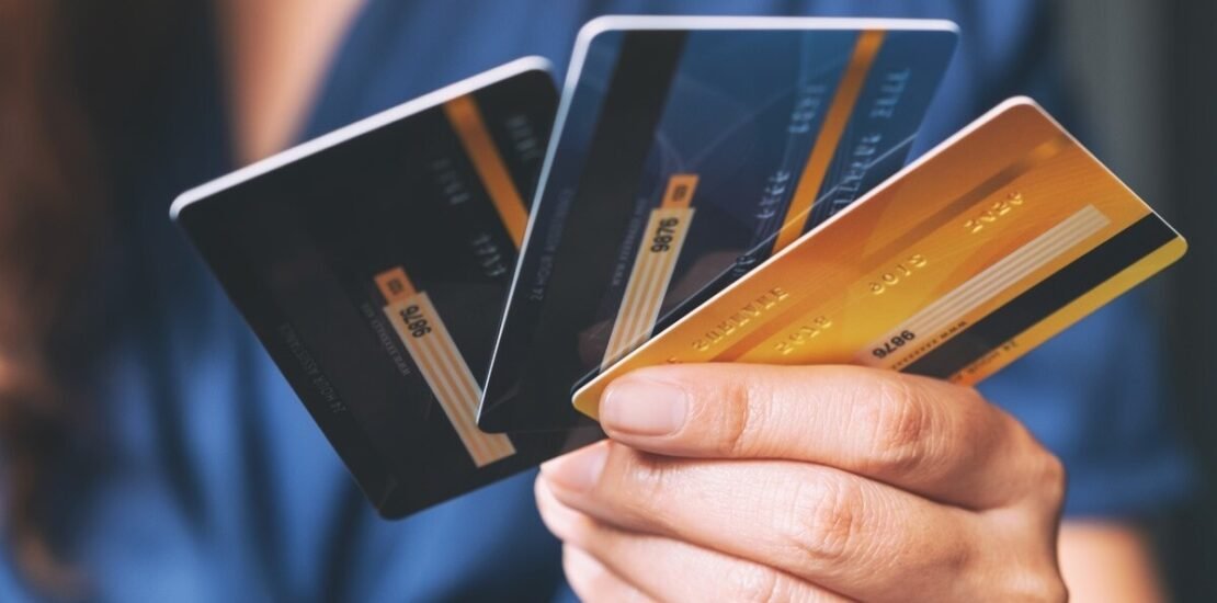 Condusef emitió una advertencia a los consumidores sobre el riesgo de fraude al aceptar ciertas tarjetas de crédito y débito ofrecidas por bancos en México.