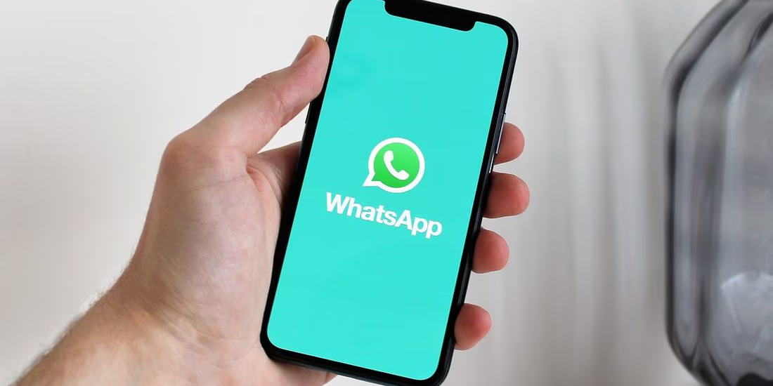Es esencial utilizar WhatsApp de manera responsable y respetuosa, evitando compartir contenido que promueva la violencia, el acoso o la discriminación.