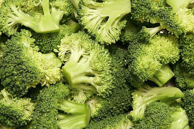 Incorporar brócoli en tu dieta de musculación es una decisión inteligente debido a sus numerosos beneficios para la salud y el rendimiento físico.