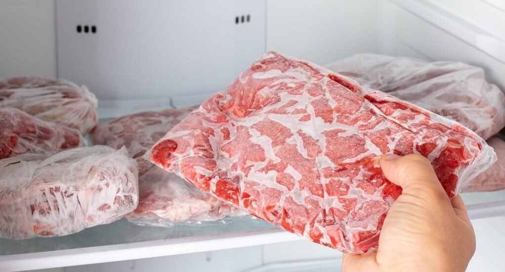 La carne es uno de los alimentos más delicados, ya que si no se sigue un proceso adecuado para su conservación, se echará a perder en cuestión de horas.